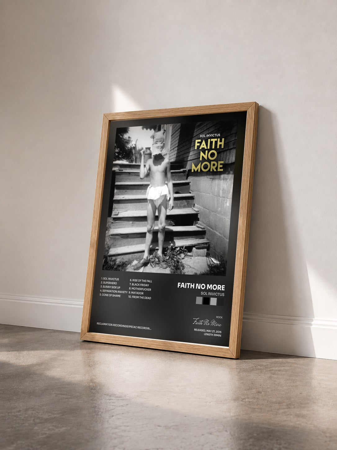 #bois Tableau de l'album Sol Invictus de Faith No More vu de trois quarts, cadre en bois brut