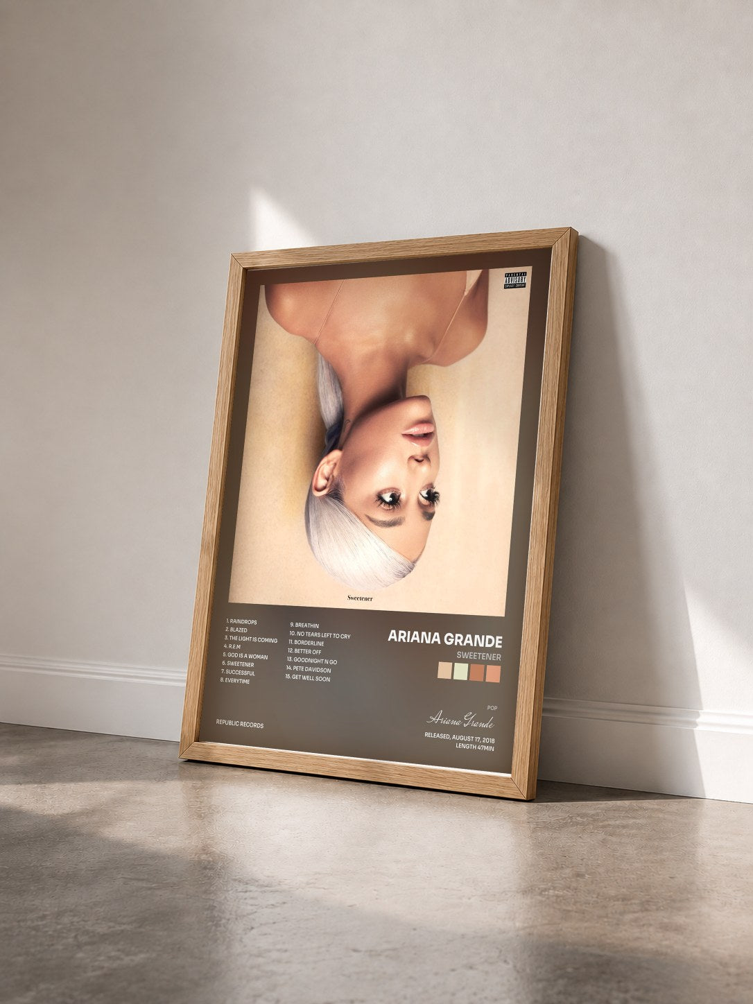 #bois Tableau de l'album Sweetener de Ariana Grande vu de trois quarts, cadre en bois brut
