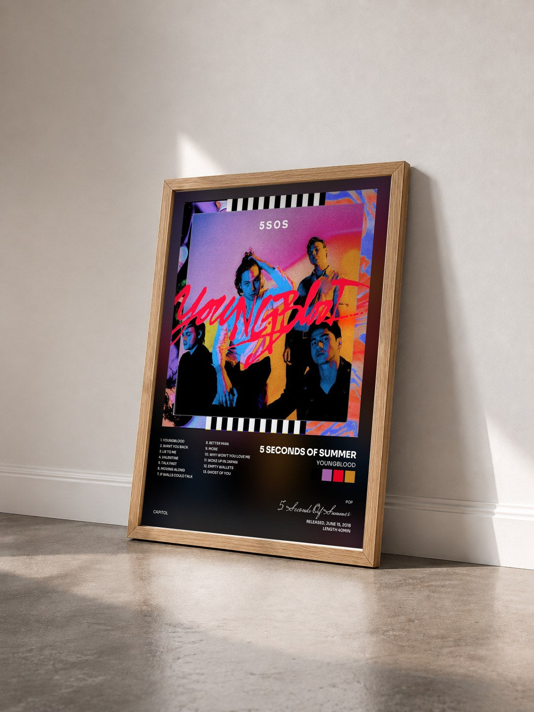 #bois Tableau de l'album Youngblood de 5 Seconds Of Summer vu de trois quarts, cadre en bois brut