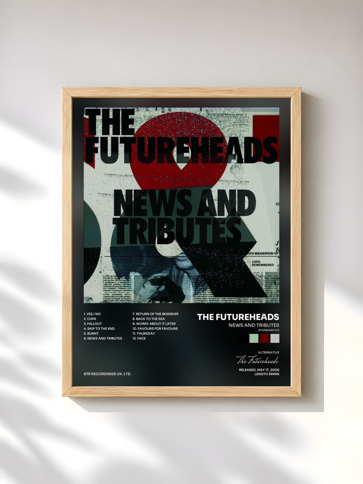 #bois Tableau de l'album News And Tributes (Standard CD) de The Futureheads, cadre en bois brut, imprimé et encadré en France