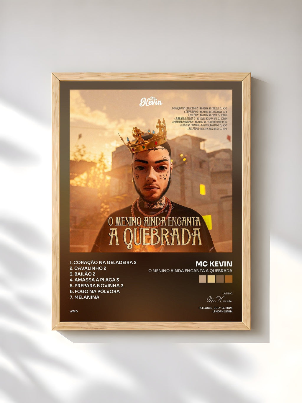 #bois Tableau de l'album O Menino Ainda Encanta a Quebrada de Mc Kevin, cadre en bois brut, imprimé et encadré en France
