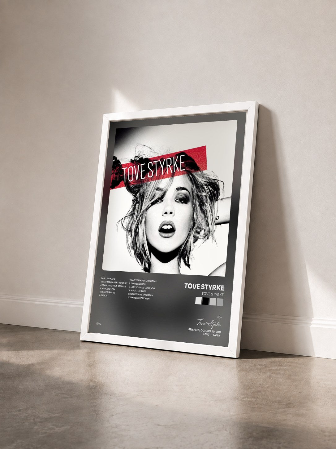 #blanc Tableau de l'album Tove Styrke de Tove Styrke vu de trois quarts, cadre blanc