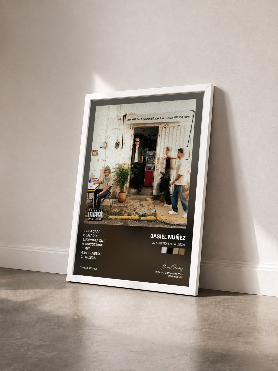 #blanc Tableau de l'album Lo Aprendí En La Lleca de Jasiel Nuñez vu de trois quarts, cadre blanc