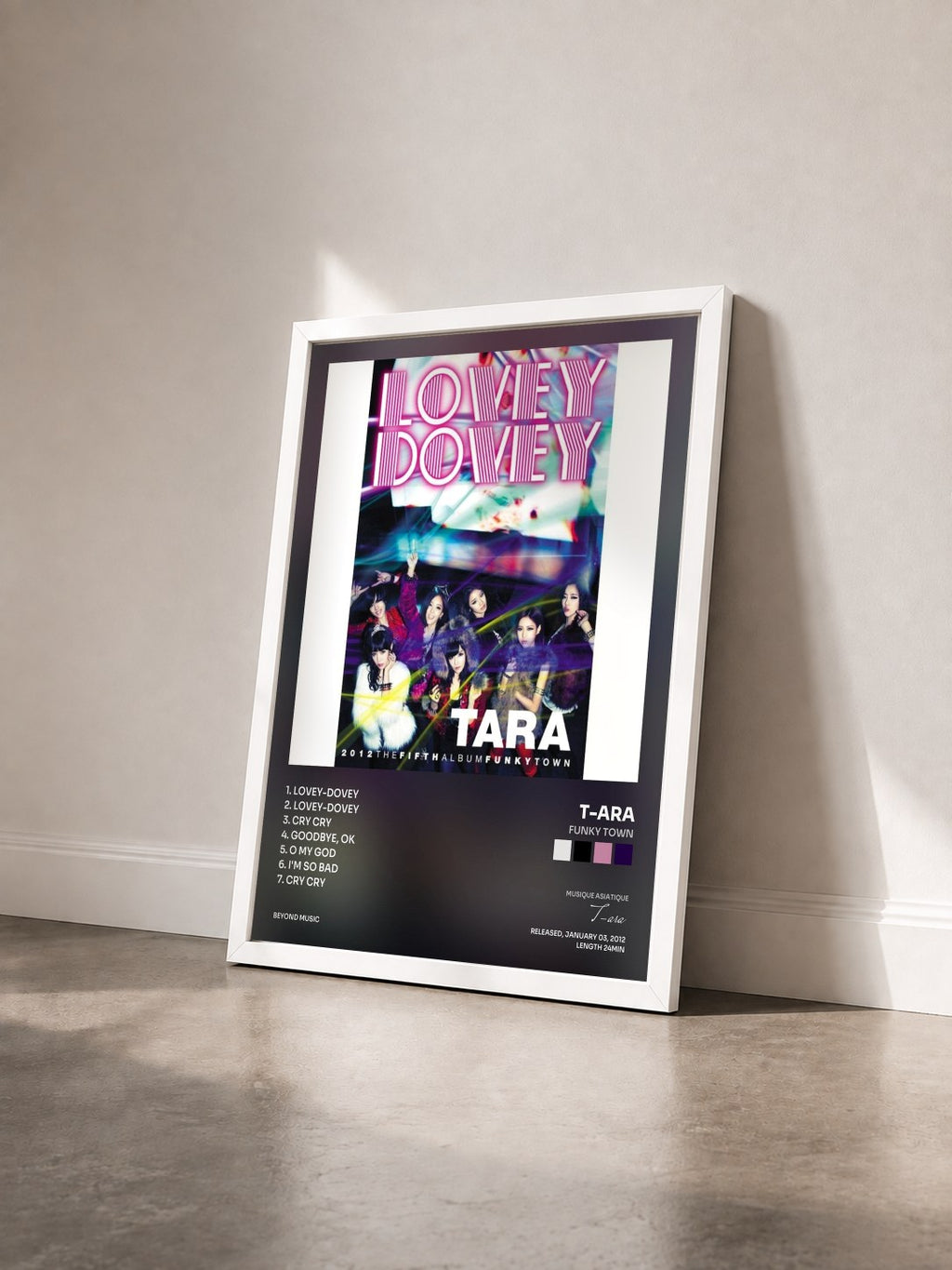 #blanc Tableau de l'album Funky Town de T-ara vu de trois quarts, cadre blanc
