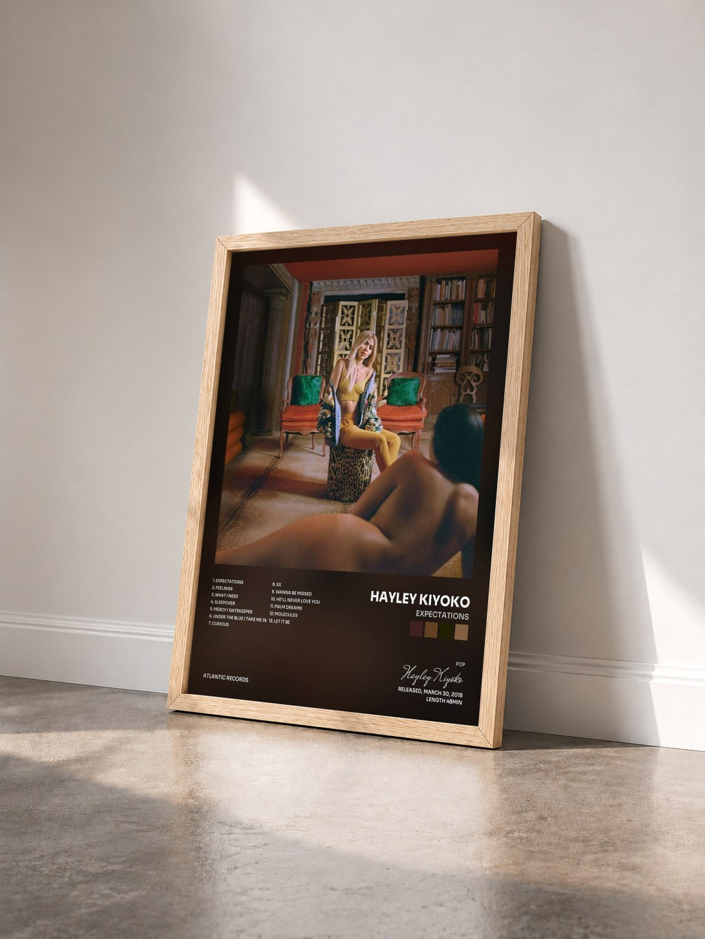 #bois Tableau de l'album Expectations de Hayley Kiyoko vu de trois quarts, cadre en bois brut