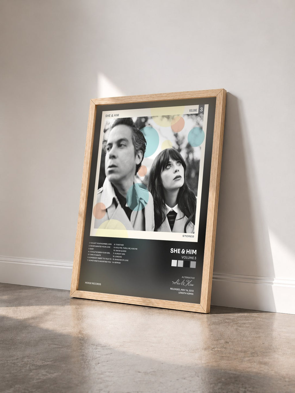 #bois Tableau de l'album Volume 3 de She & Him vu de trois quarts, cadre en bois brut