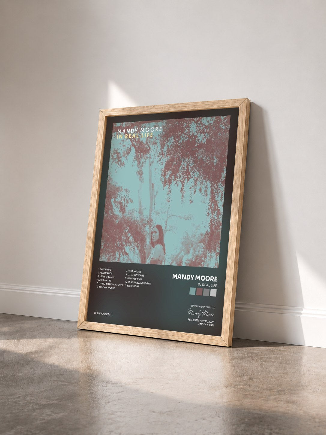 #bois Tableau de l'album In Real Life de Mandy Moore vu de trois quarts, cadre en bois brut