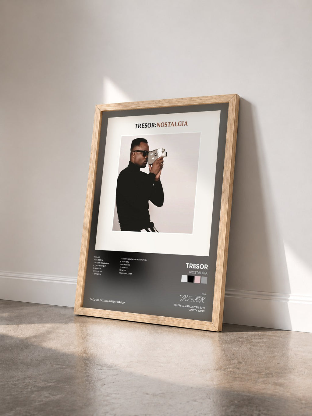 #bois Tableau de l'album Nostalgia de TRESOR vu de trois quarts, cadre en bois brut