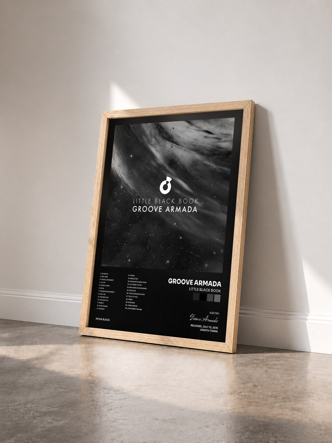 #bois Tableau de l'album Little Black Book de Groove Armada vu de trois quarts, cadre en bois brut