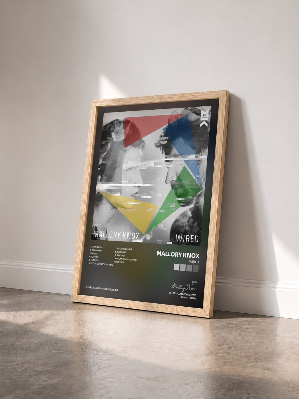 #bois Tableau de l'album Wired de Mallory Knox vu de trois quarts, cadre en bois brut