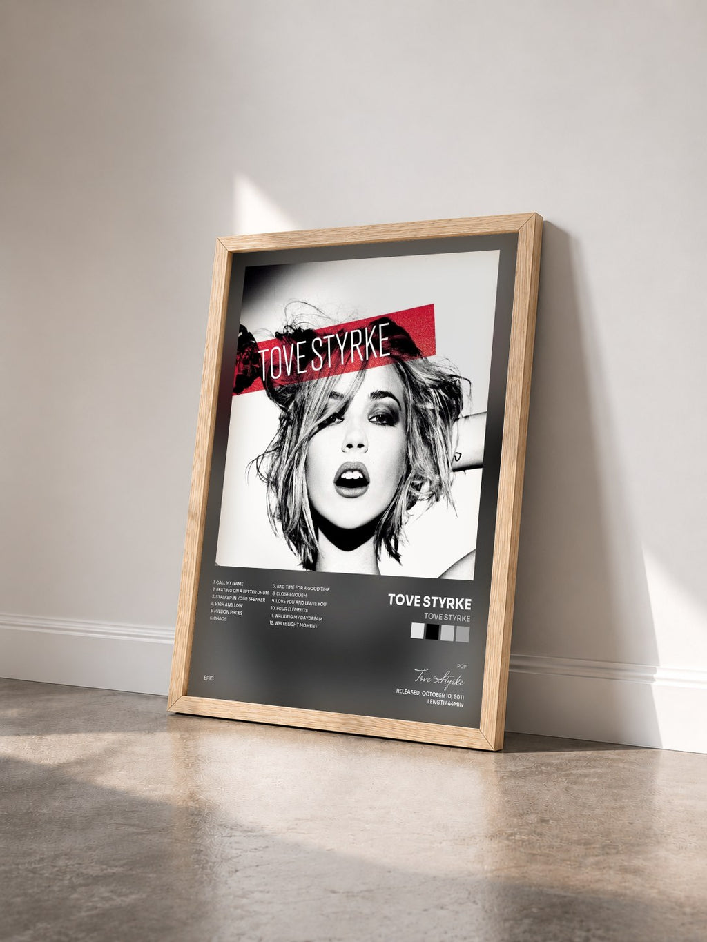 #bois Tableau de l'album Tove Styrke de Tove Styrke vu de trois quarts, cadre en bois brut