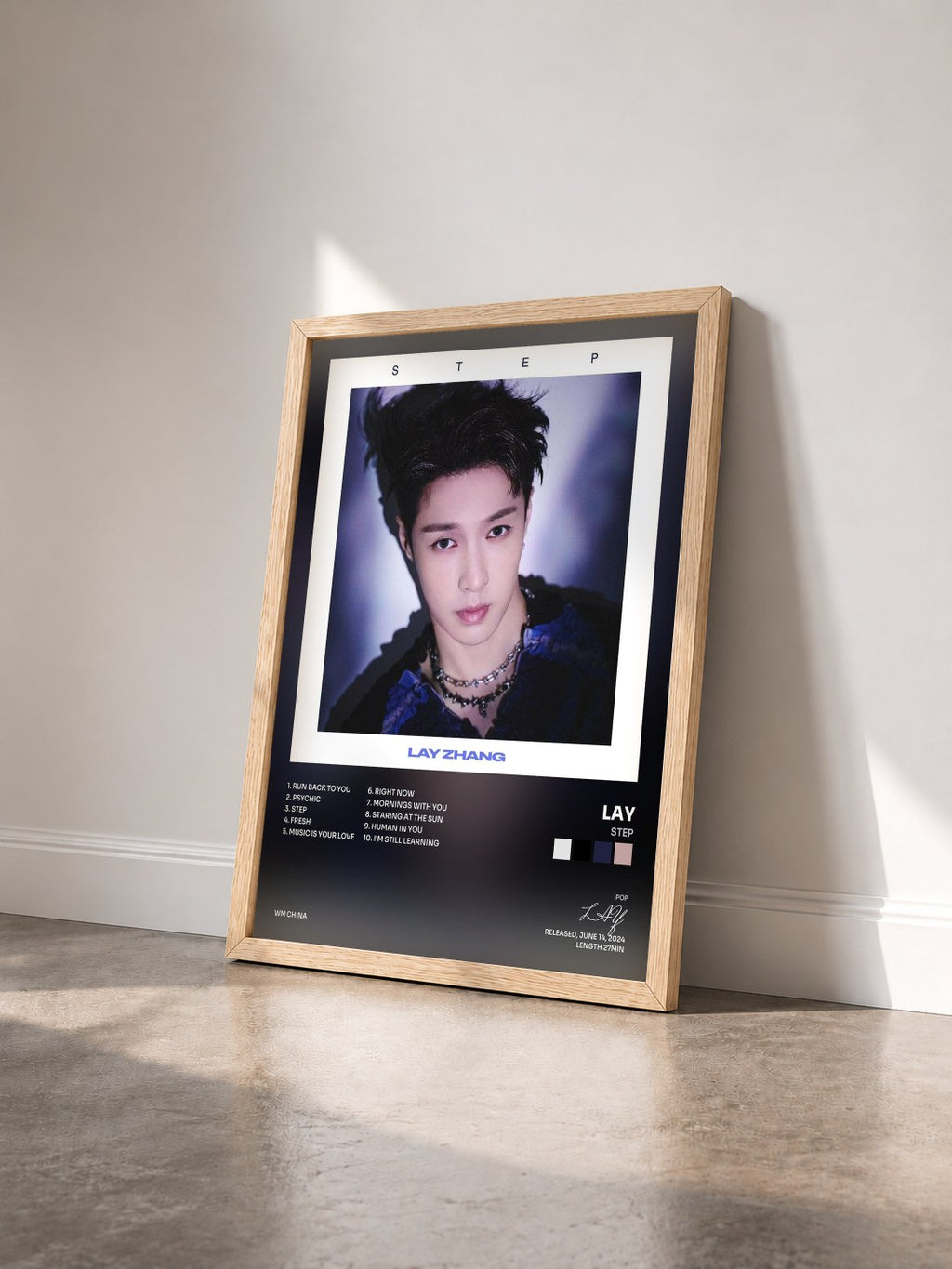 #bois Tableau de l'album STEP de LAY vu de trois quarts, cadre en bois brut