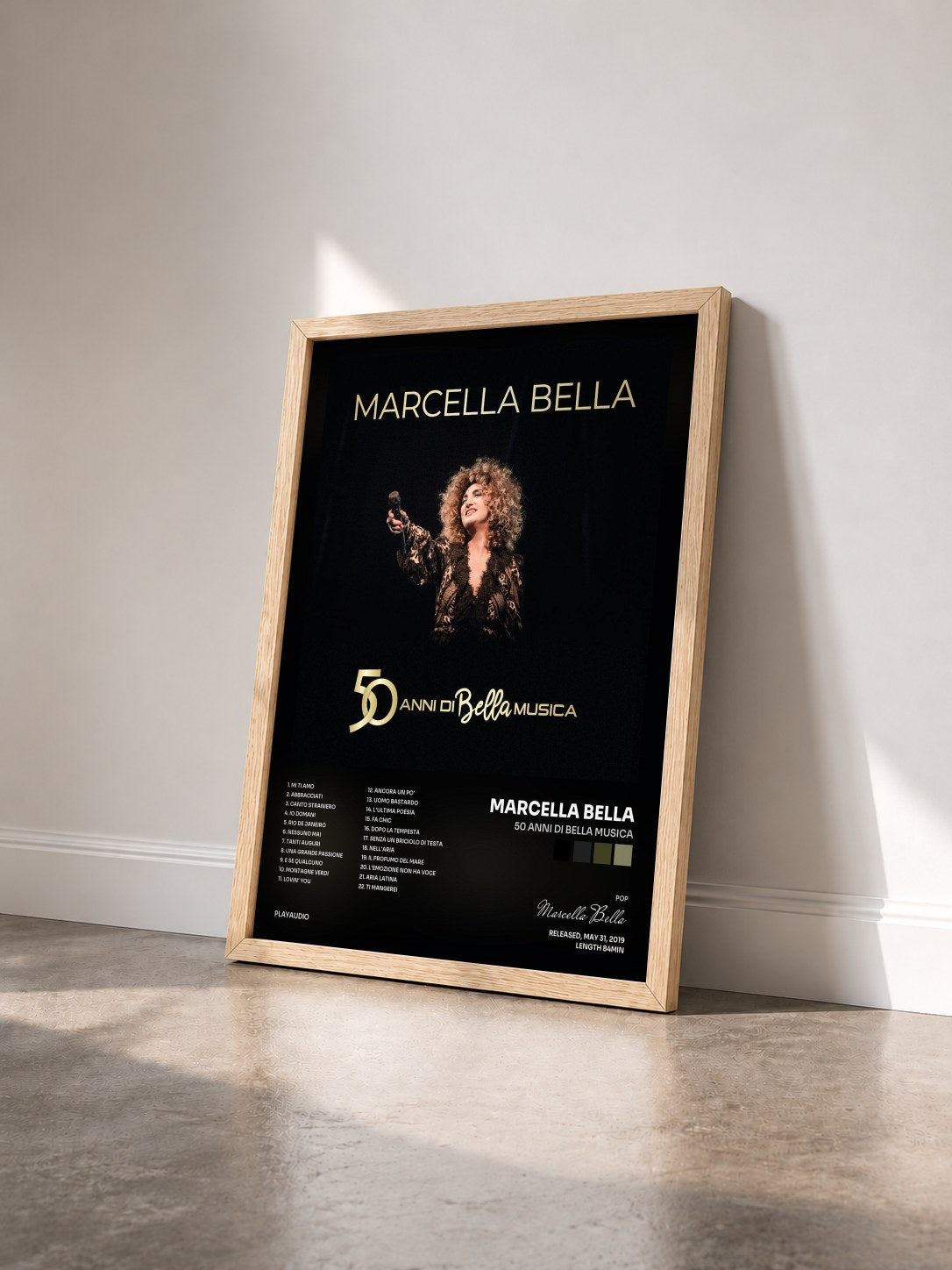 #bois Tableau de l'album 50 Anni di Bella Musica de Marcella Bella vu de trois quarts, cadre en bois brut