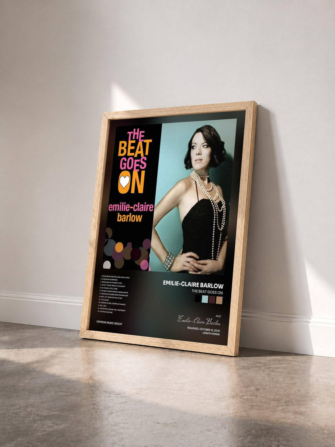 #bois Tableau de l'album The Beat Goes On de Emilie-Claire Barlow vu de trois quarts, cadre en bois brut