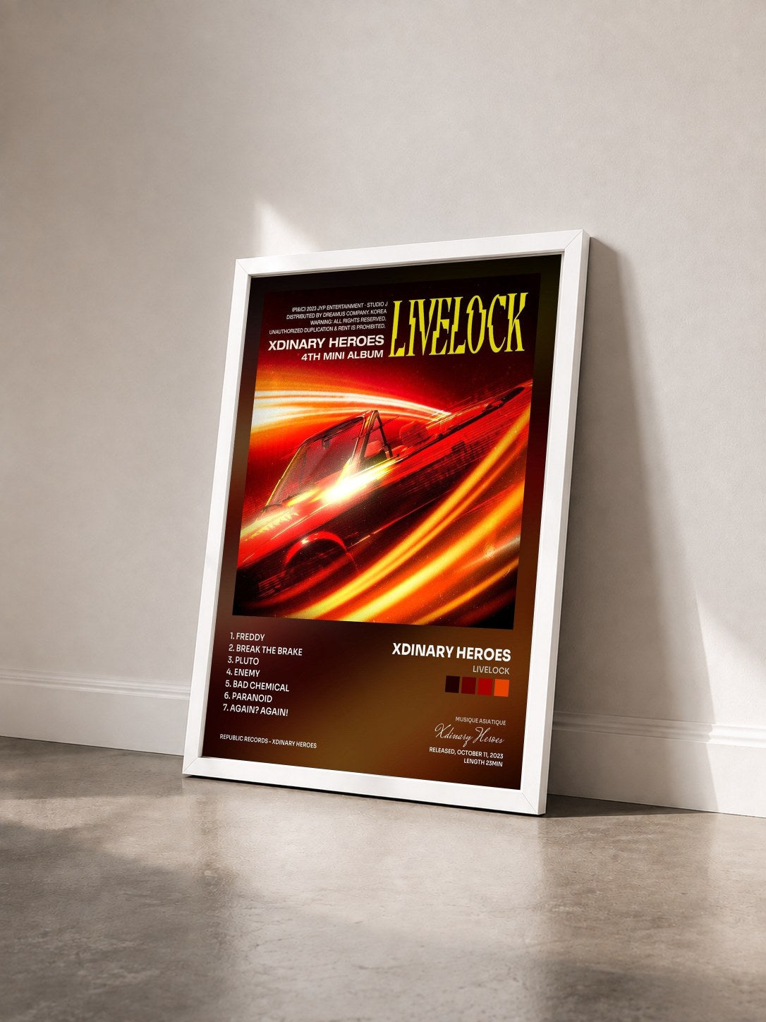 #blanc Tableau de l'album Livelock de Xdinary Heroes vu de trois quarts, cadre blanc