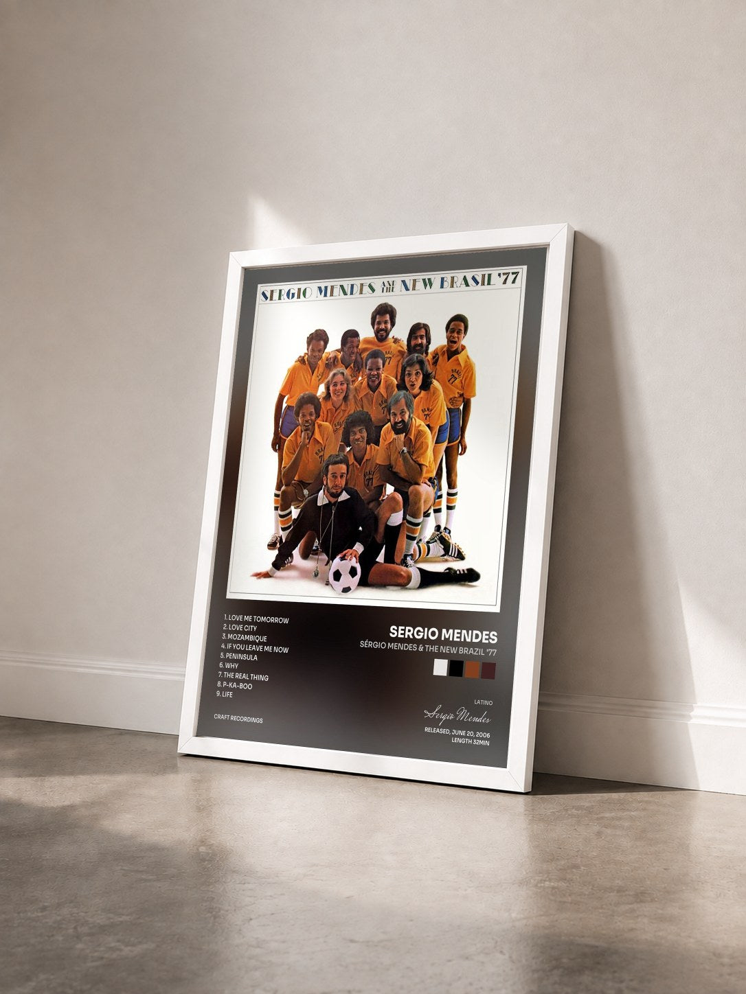 #blanc Tableau de l'album Sérgio Mendes & The New Brazil '77 de Sergio Mendes vu de trois quarts, cadre blanc