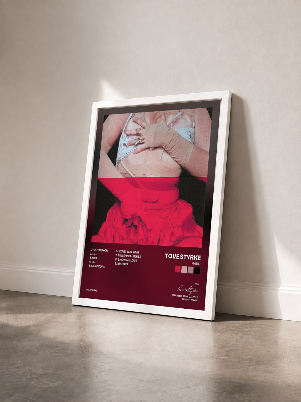 #blanc Tableau de l'album HARD de Tove Styrke vu de trois quarts, cadre blanc