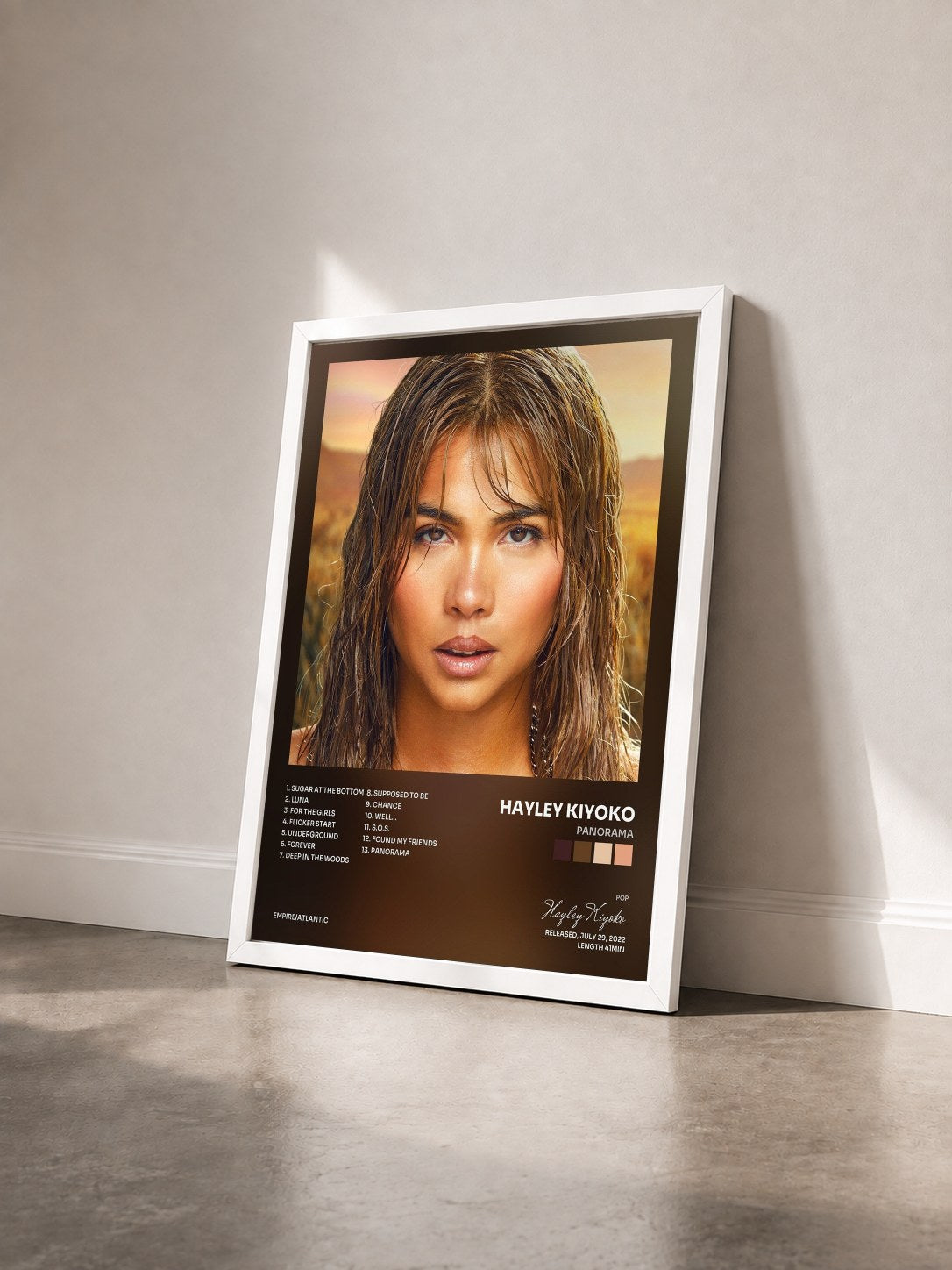 #blanc Tableau de l'album PANORAMA de Hayley Kiyoko vu de trois quarts, cadre blanc