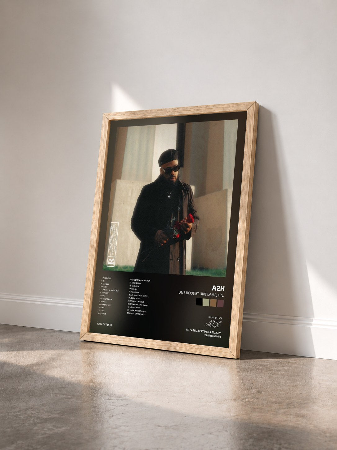 #bois Tableau de l'album Une rose et une lame, FIN. de A2H vu de trois quarts, cadre en bois brut