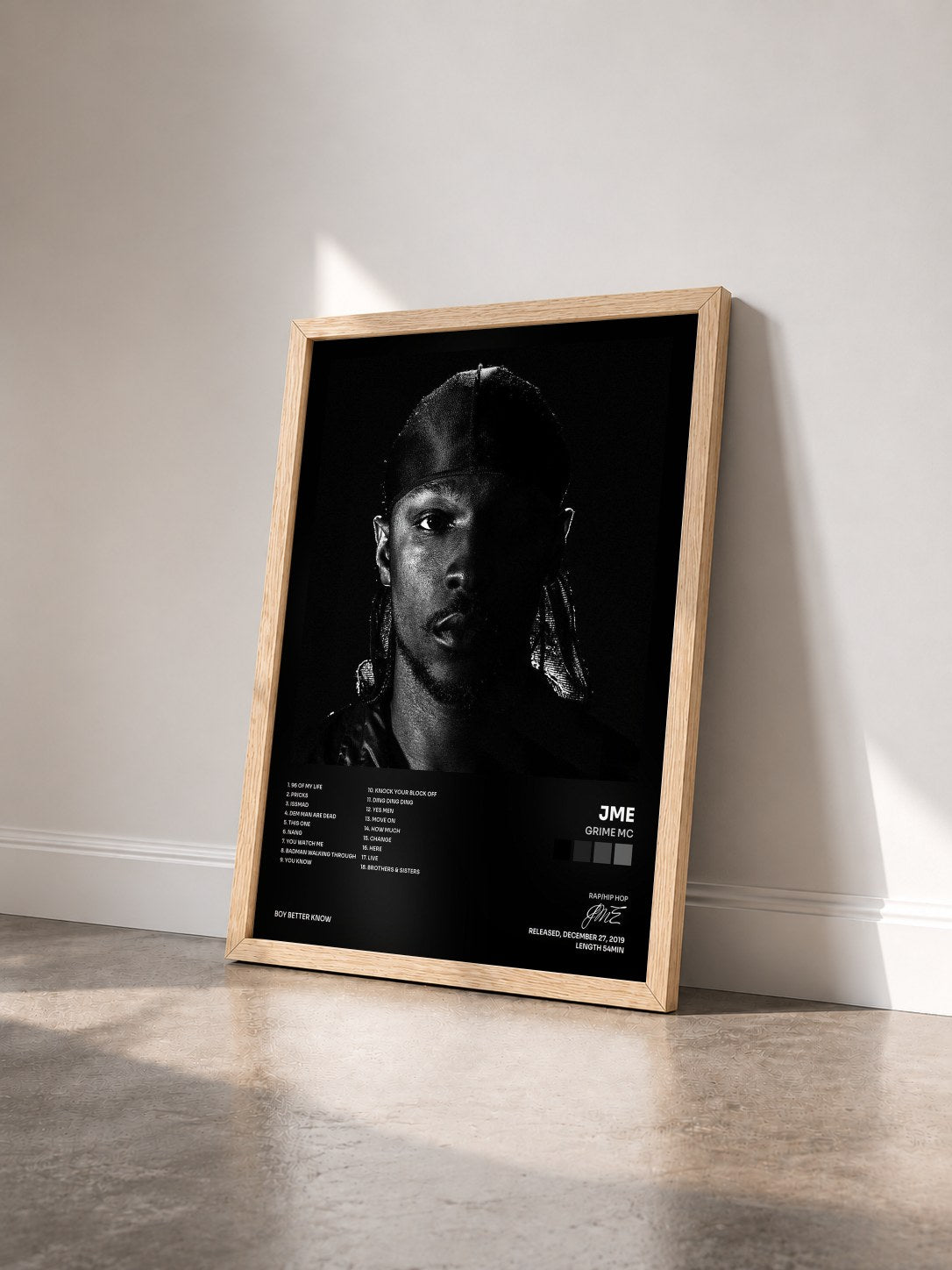 #bois Tableau de l'album Grime MC de JME vu de trois quarts, cadre en bois brut