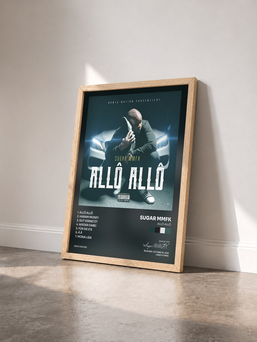 #bois Tableau de l'album Allô Allô de Sugar MMFK vu de trois quarts, cadre en bois brut