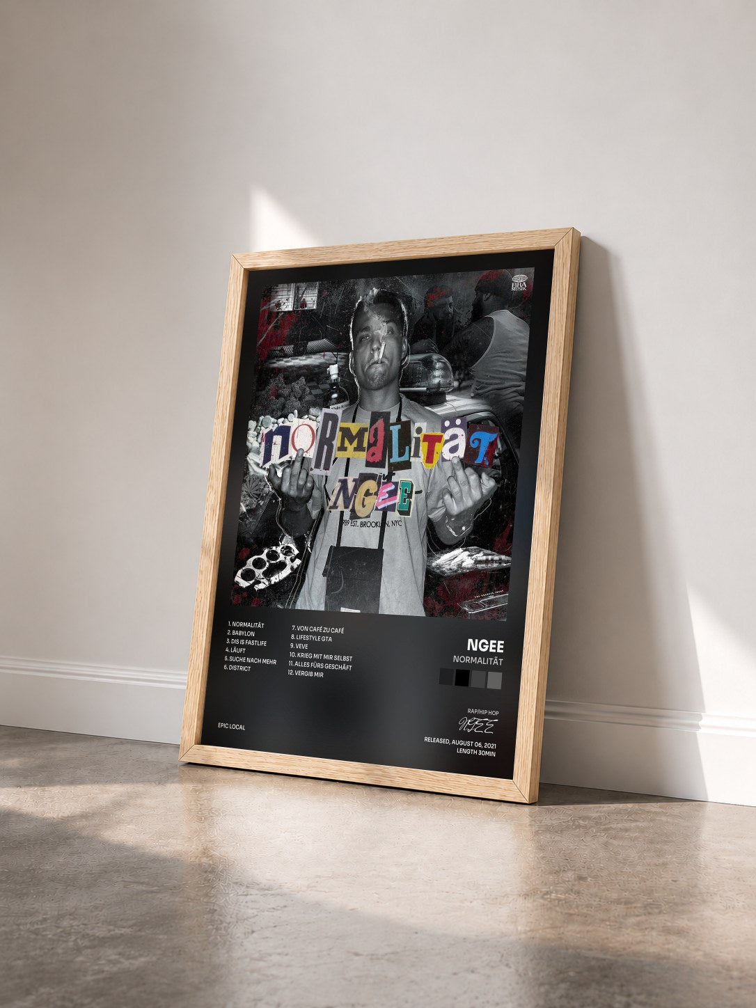 #bois Tableau de l'album NORMALITÄT de NGEE vu de trois quarts, cadre en bois brut