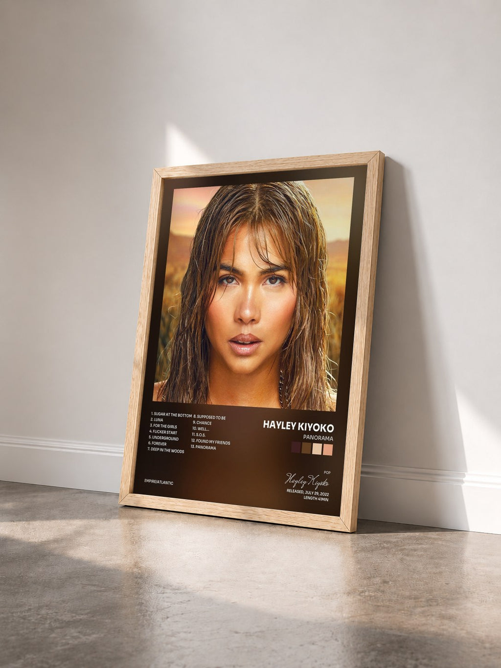 #bois Tableau de l'album PANORAMA de Hayley Kiyoko vu de trois quarts, cadre en bois brut