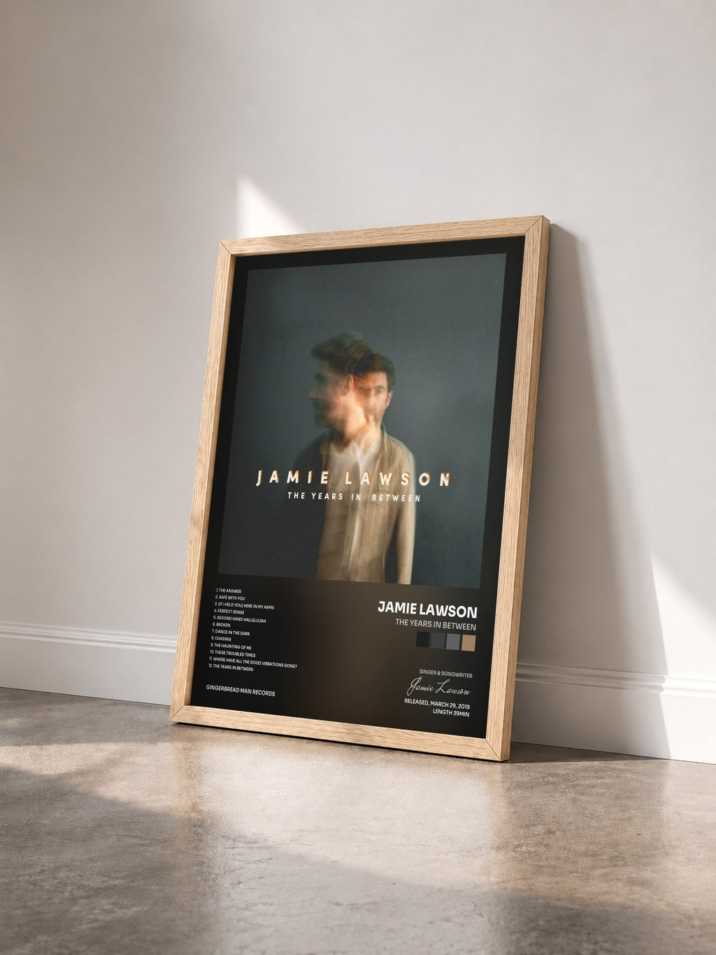 #bois Tableau de l'album The Years in Between de Jamie Lawson vu de trois quarts, cadre en bois brut