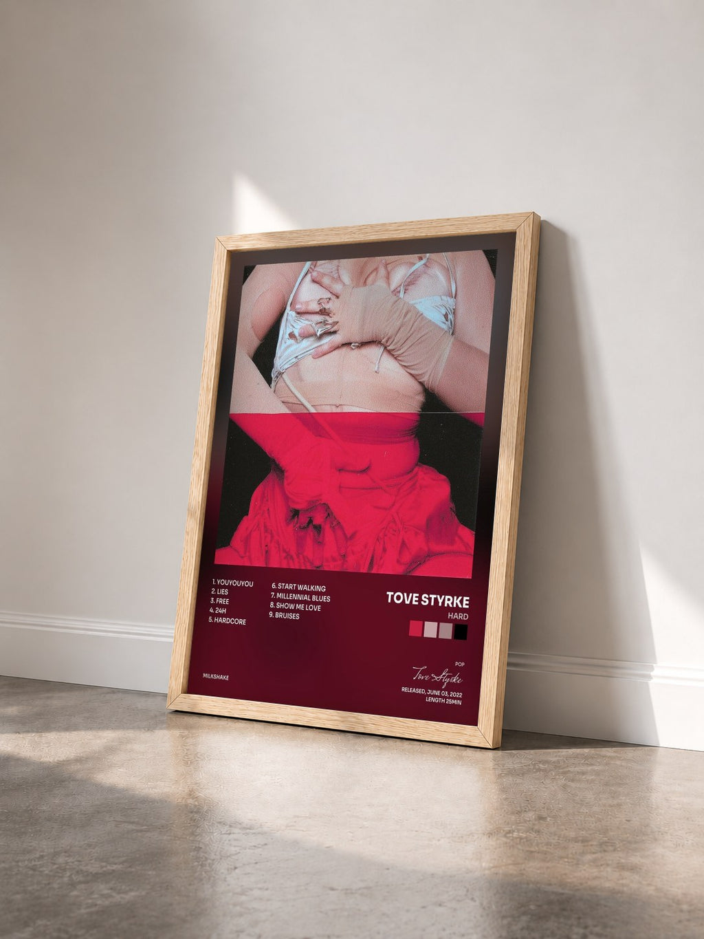 #bois Tableau de l'album HARD de Tove Styrke vu de trois quarts, cadre en bois brut