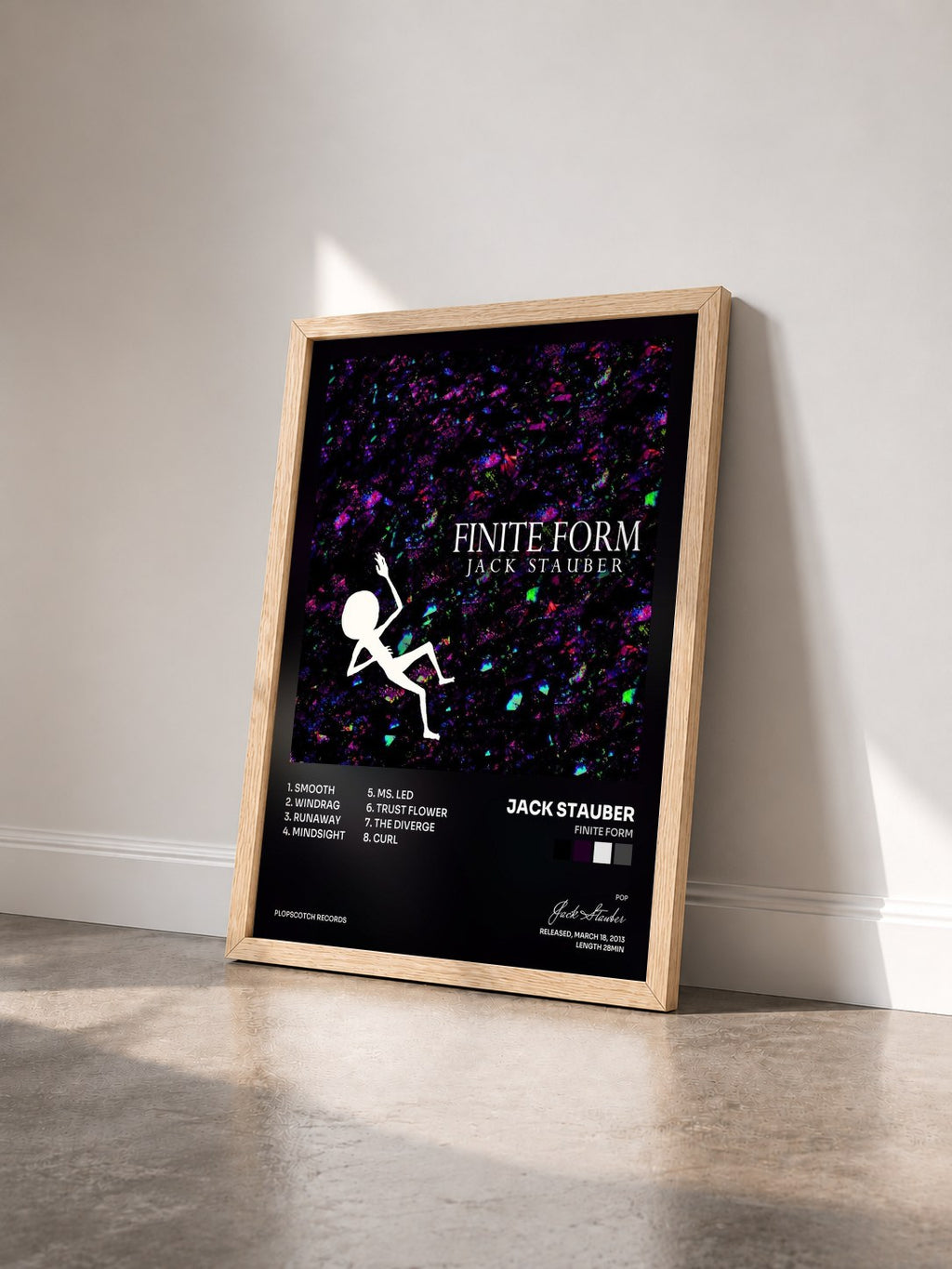 #bois Tableau de l'album Finite Form de Jack Stauber vu de trois quarts, cadre en bois brut