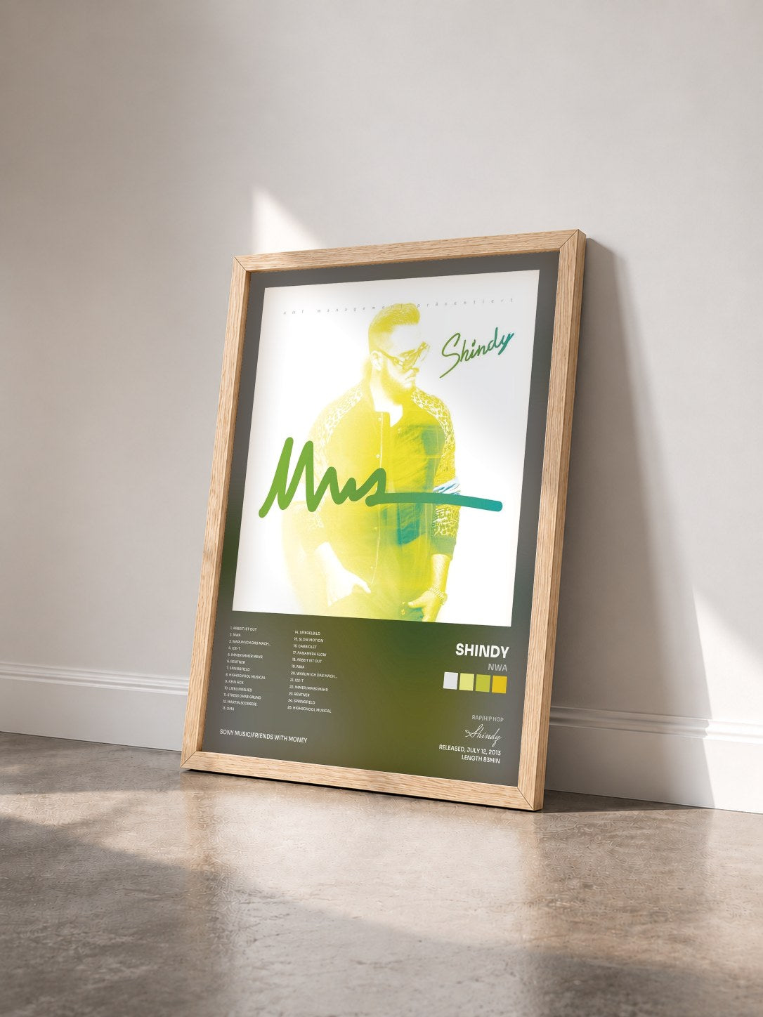 #bois Tableau de l'album NWA de Shindy vu de trois quarts, cadre en bois brut