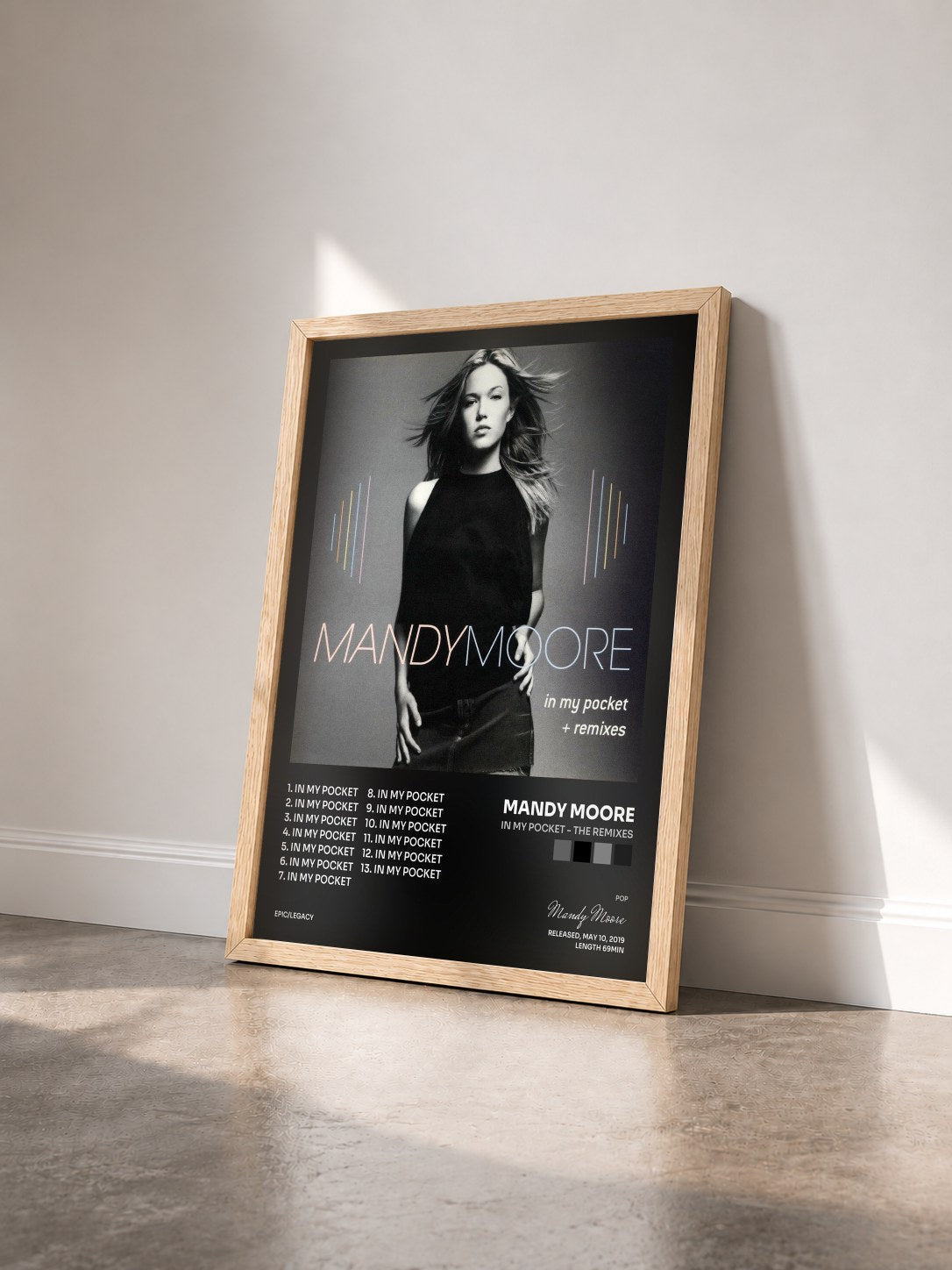#bois Tableau de l'album In My Pocket - The Remixes de Mandy Moore vu de trois quarts, cadre en bois brut