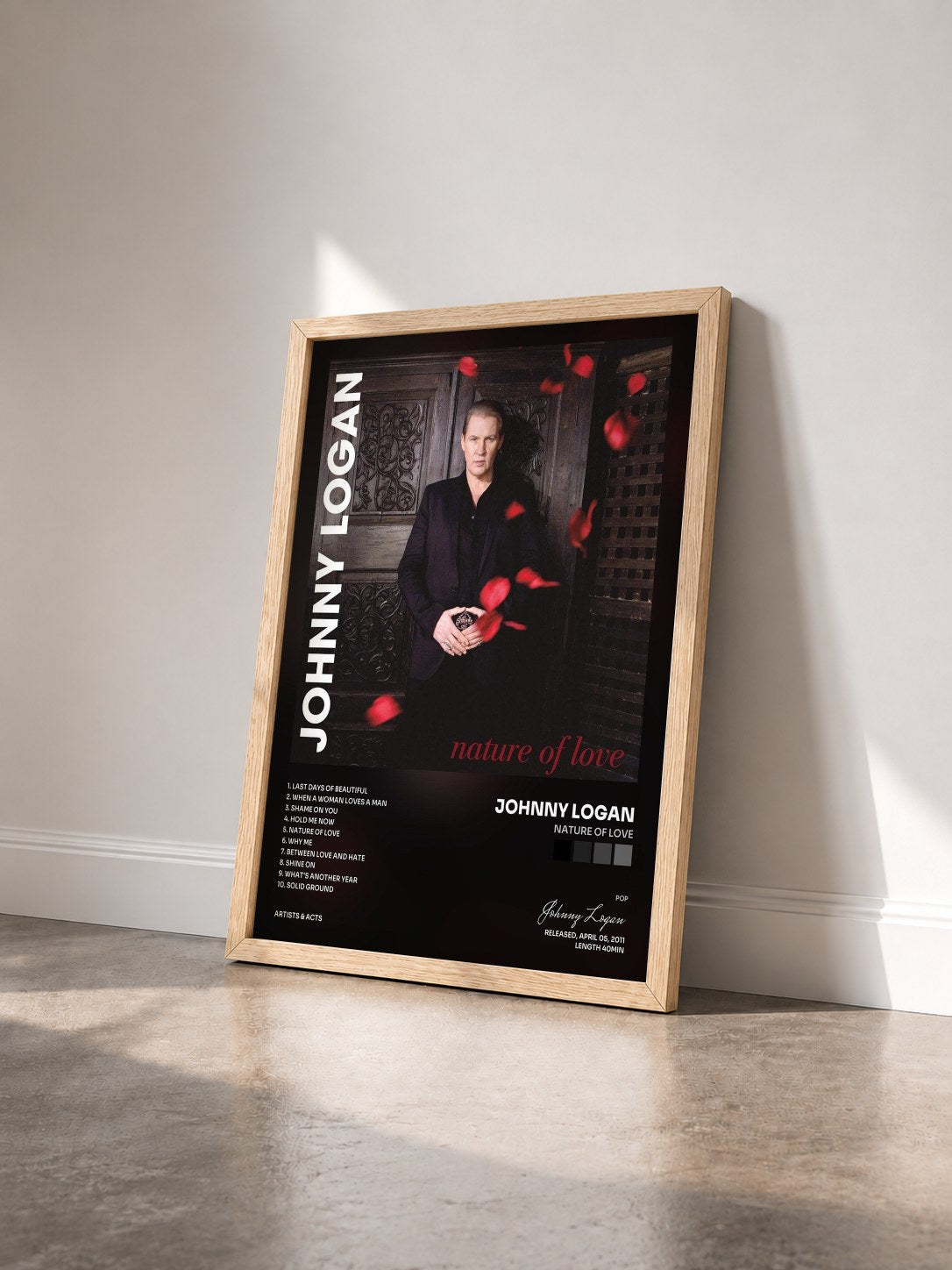#bois Tableau de l'album Nature of Love de Johnny Logan vu de trois quarts, cadre en bois brut