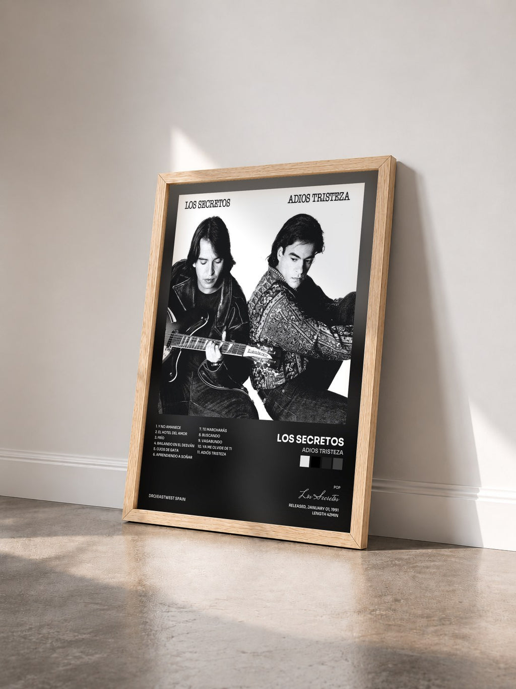 #bois Tableau de l'album Adios Tristeza de Los Secretos vu de trois quarts, cadre en bois brut