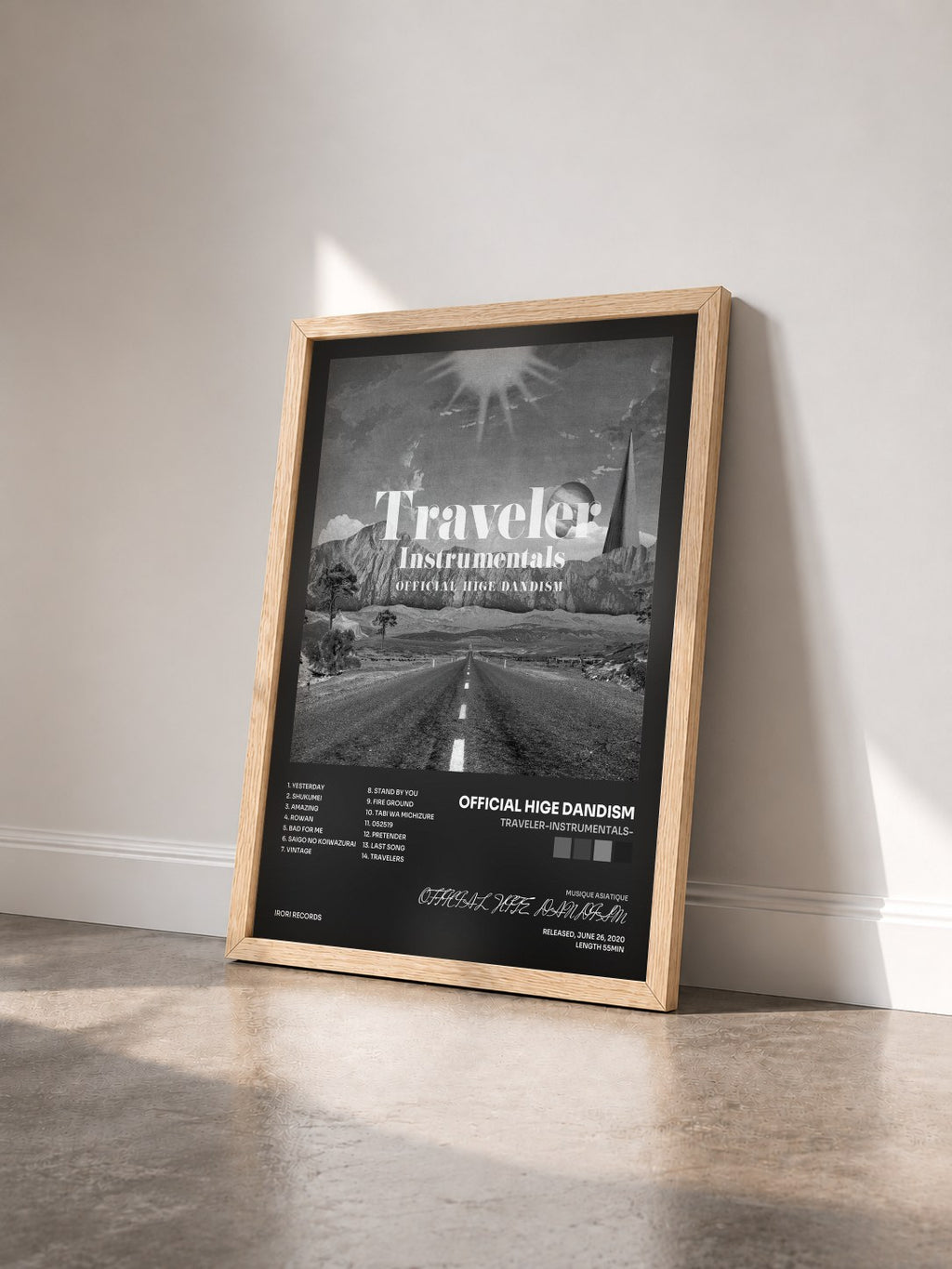 #bois Tableau de l'album Traveler-Instrumentals- de OFFICIAL HIGE DANDISM vu de trois quarts, cadre en bois brut