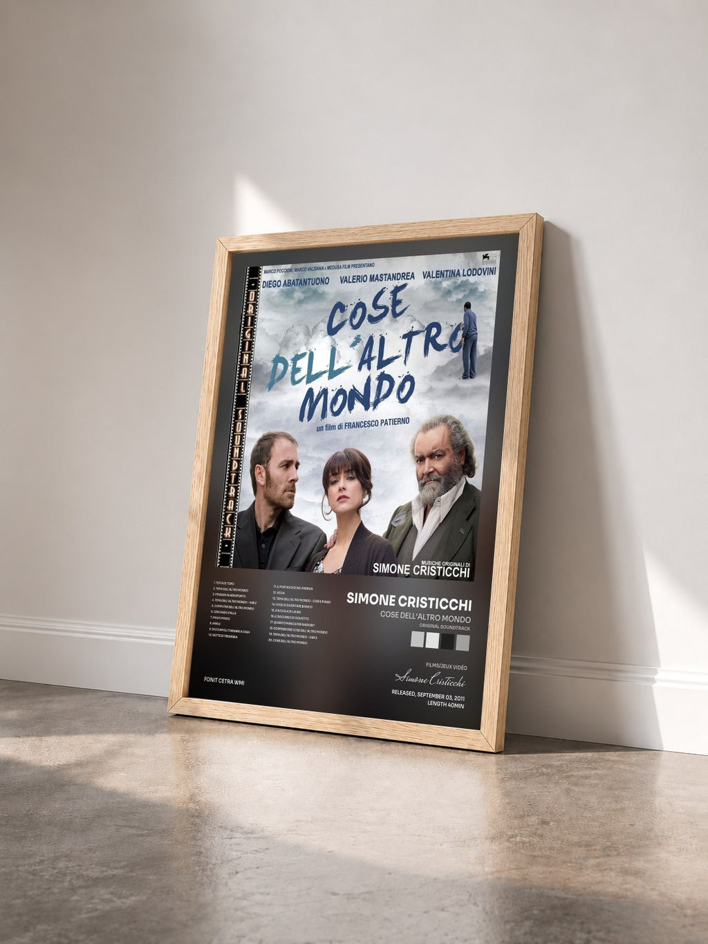 #bois Tableau de l'album Cose dell'altro mondo (Original Soundtrack) de Simone Cristicchi vu de trois quarts, cadre en bois brut