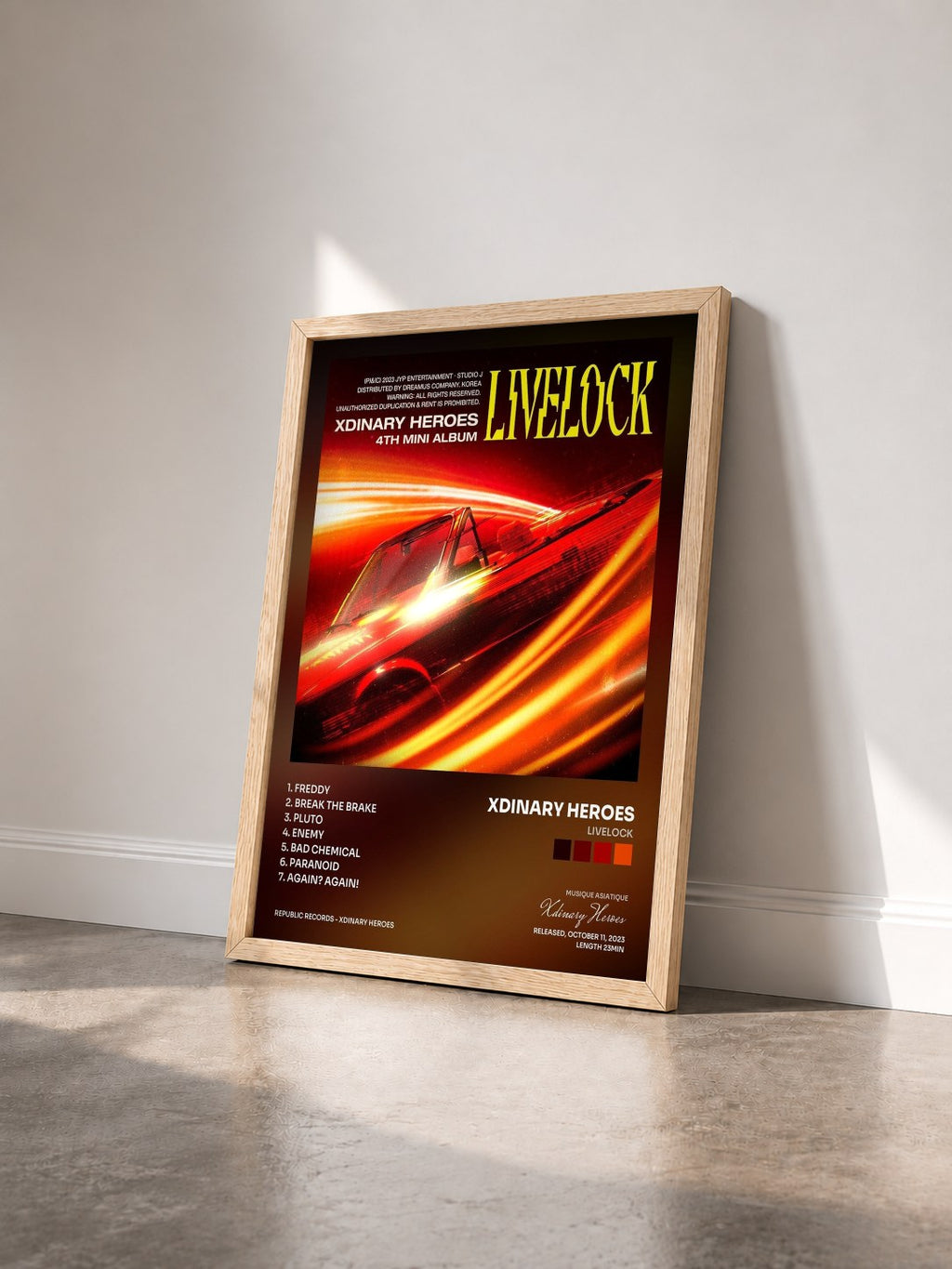 #bois Tableau de l'album Livelock de Xdinary Heroes vu de trois quarts, cadre en bois brut