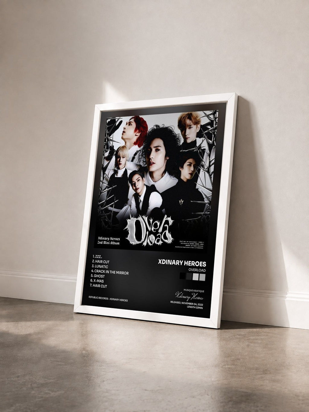 #blanc Tableau de l'album Overload de Xdinary Heroes vu de trois quarts, cadre blanc