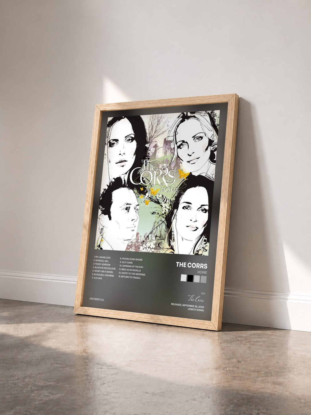 #bois Tableau de l'album Home de The Corrs vu de trois quarts, cadre en bois brut