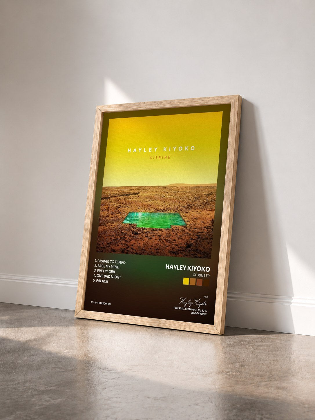 #bois Tableau de l'album Citrine EP de Hayley Kiyoko vu de trois quarts, cadre en bois brut