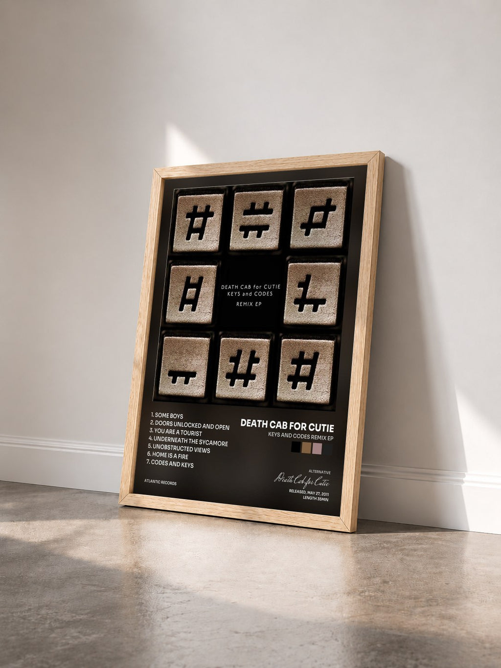 #bois Tableau de l'album Keys and Codes Remix EP de Death Cab for Cutie vu de trois quarts, cadre en bois brut