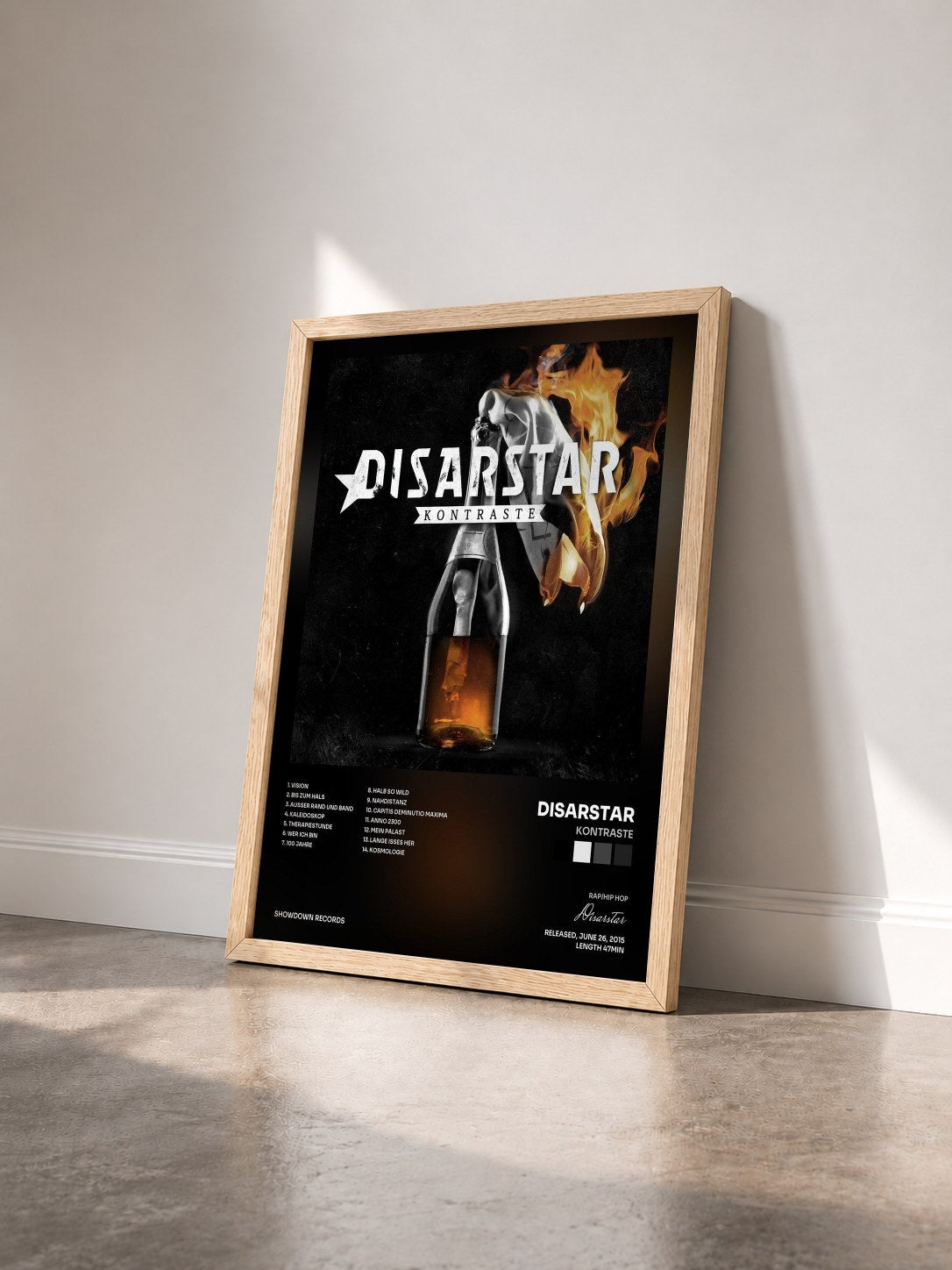 #bois Tableau de l'album Kontraste de Disarstar vu de trois quarts, cadre en bois brut