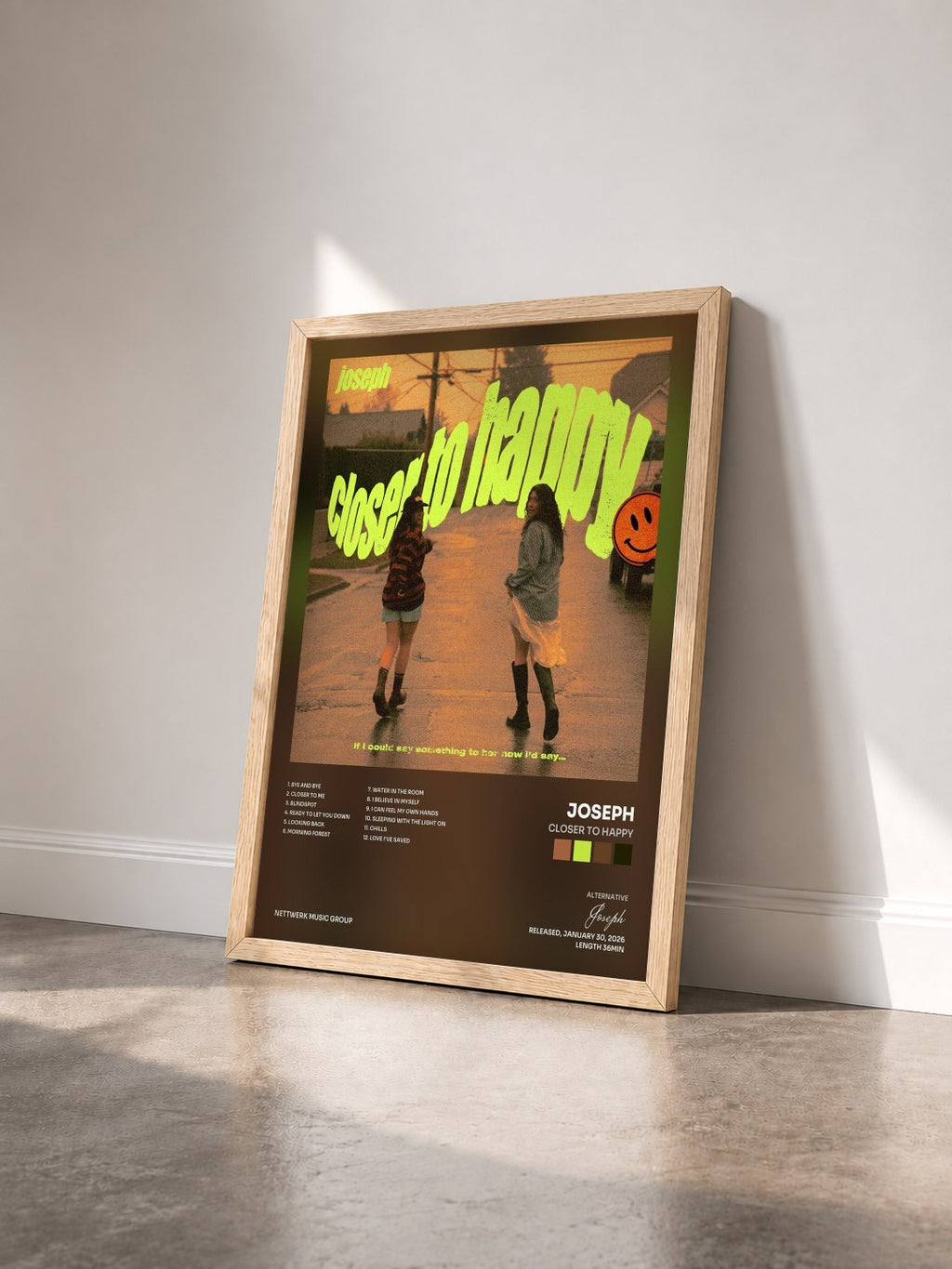 #bois Tableau de l'album Closer to Happy de Joseph vu de trois quarts, cadre en bois brut