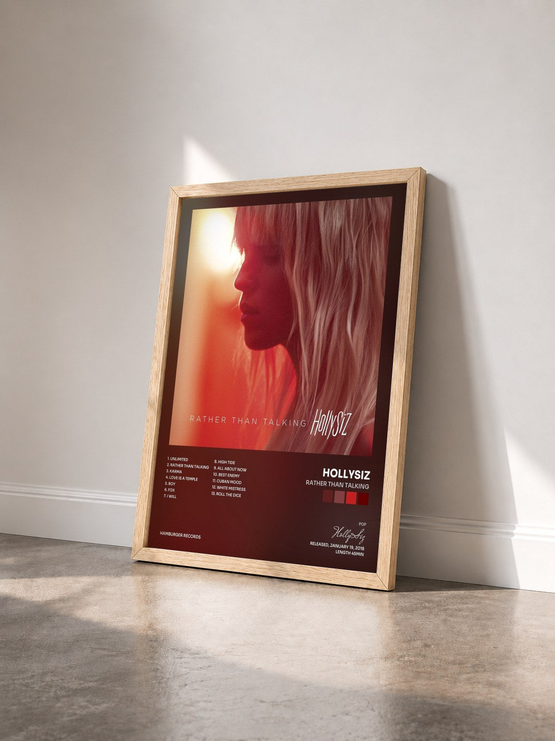 #bois Tableau de l'album Rather Than Talking de HollySiz vu de trois quarts, cadre en bois brut
