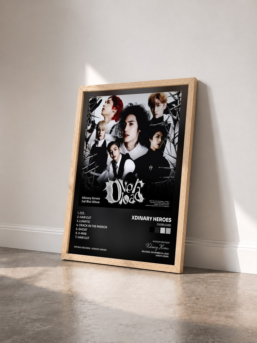 #bois Tableau de l'album Overload de Xdinary Heroes vu de trois quarts, cadre en bois brut