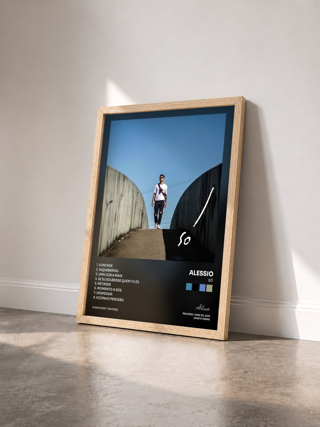 #bois Tableau de l'album Só de Alessio vu de trois quarts, cadre en bois brut