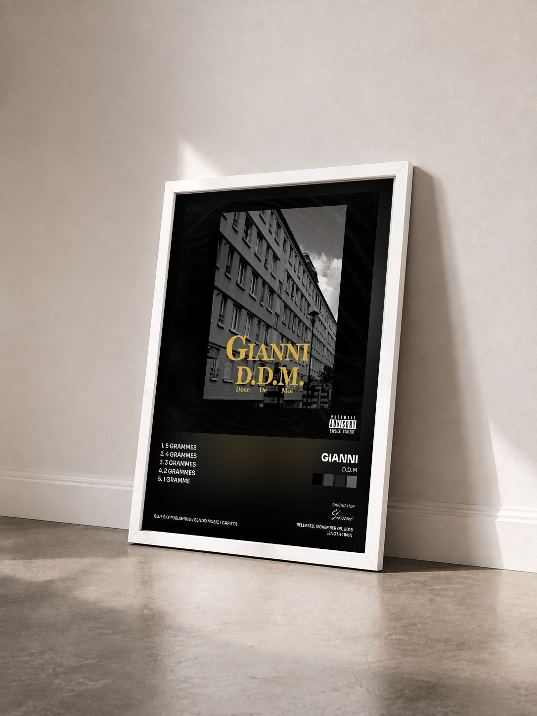 #blanc Tableau de l'album D.D.M de Gianni vu de trois quarts, cadre blanc