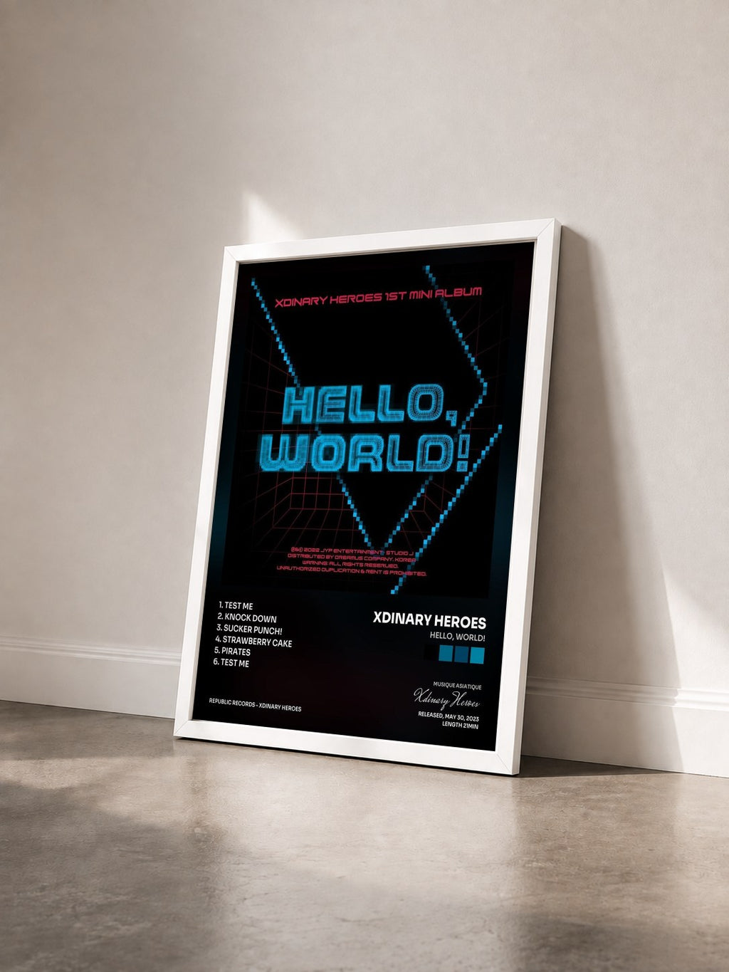 #blanc Tableau de l'album Hello, world! de Xdinary Heroes vu de trois quarts, cadre blanc