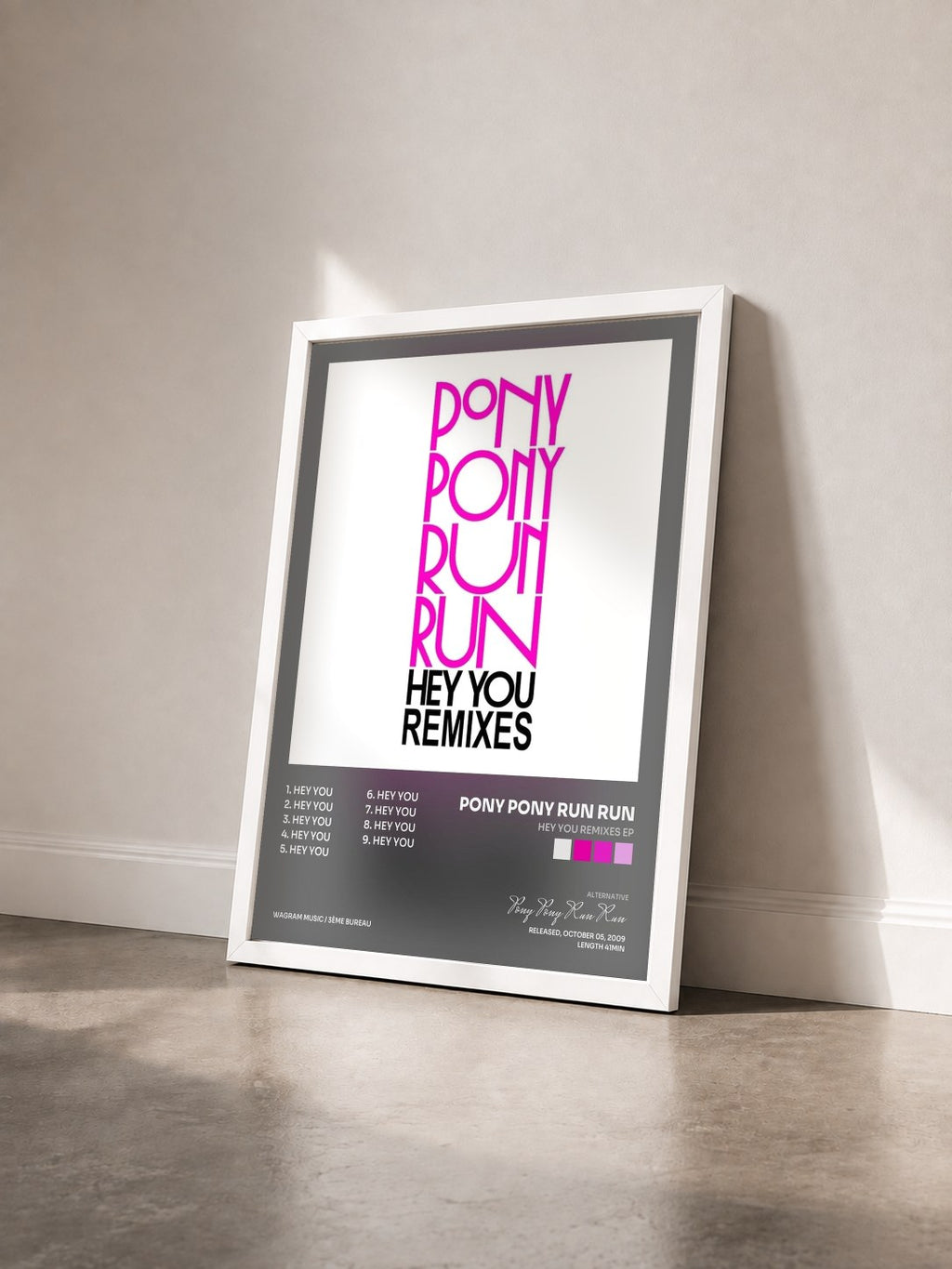 #blanc Tableau de l'album Hey You Remixes EP de Pony Pony Run Run vu de trois quarts, cadre blanc