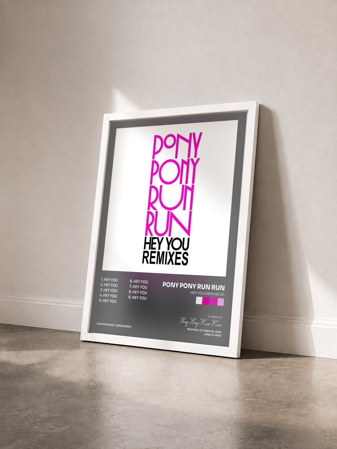 #blanc Tableau de l'album Hey You Remixes EP de Pony Pony Run Run vu de trois quarts, cadre blanc